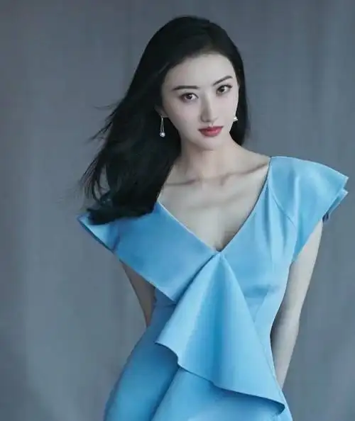 大家都知道景甜是一个演员,和很多大咖都有合作,其中就包括了周润发