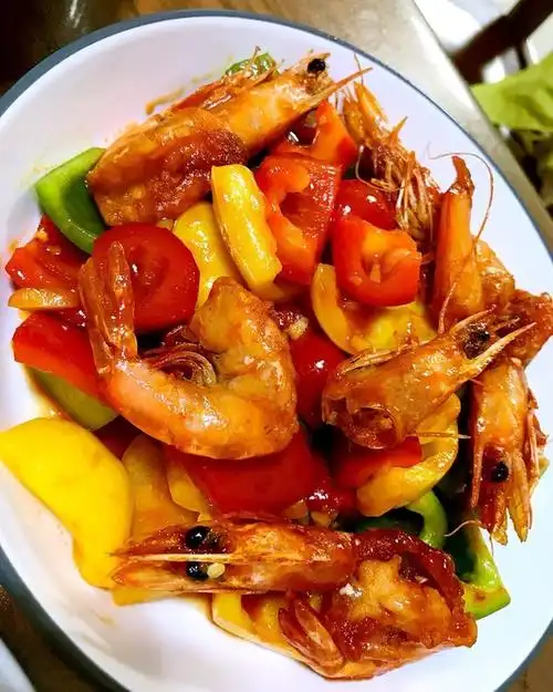 六一的妈做的彩椒脆大虾 & 火焰刺身虾——具颜值与表演性的宴客主菜