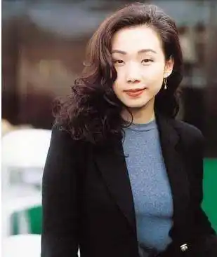 要说到李宗盛为什么会这么迷恋林忆莲呢,其实林忆莲年轻的时候也是很