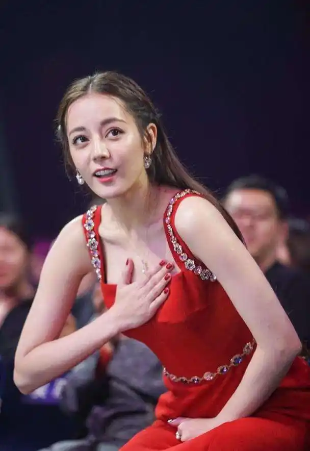 迪丽热巴和佟丽娅来自同一个地方,有很多相似之处.