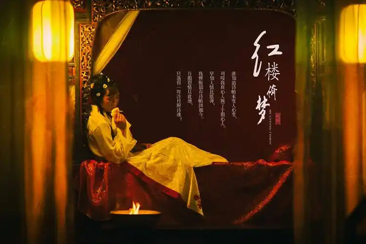 红楼梦最早已电影形式搬上荧幕的是越剧,越剧唱腔优美,造型华丽唯美