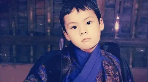 不要看现在的陈伟霆很瘦,其实他也是喝水都会胖的那种体型,打小就是个