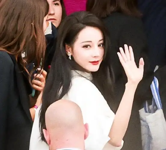 迪丽热巴米兰生图曝光美颜降临五官精致,和王俊凯同框太惊艳