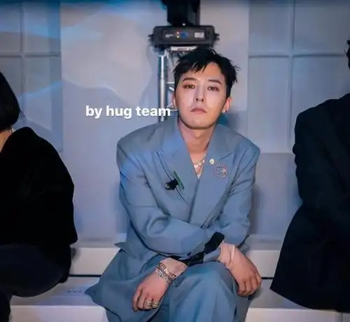 权志龙蓝色西装巴黎时装周新闻图