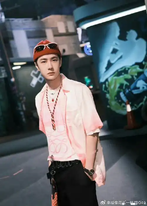 酷盖潮男,从头到脚都是loewe,好合格的代言人@uniq-王一博#王一博机场