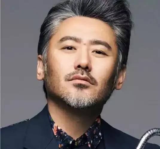 的歌,胡子是他的代表,这么多年过去依旧是那个男人味十足的老男孩