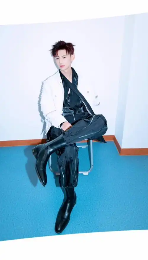 小鬼舞台太帅了,看偶练的时候一眼看上他,是第一个被pd夸balance好的