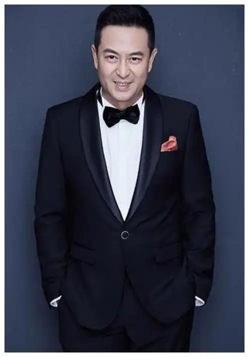 张嘉译带老婆孩子出去吃饭,驼背更加厉害,直不起身让人担忧