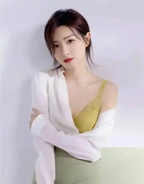 这谁顶得住!万茜女神的写真赏,每一张照片都是她魅力的体现!