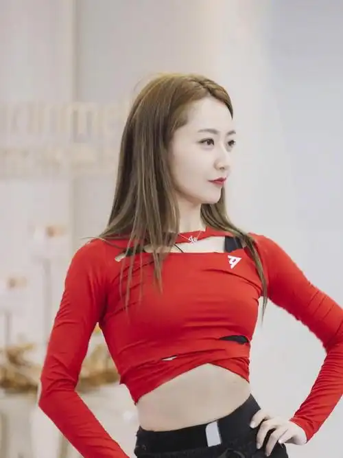 白冰真是放得开穿露胃装还挖5个洞上节目超模身材太惊艳