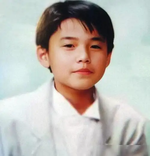 张杰小时候没有想到原来也是个婴儿肥的小孩子吧,这个小脸肉嘟嘟的,和