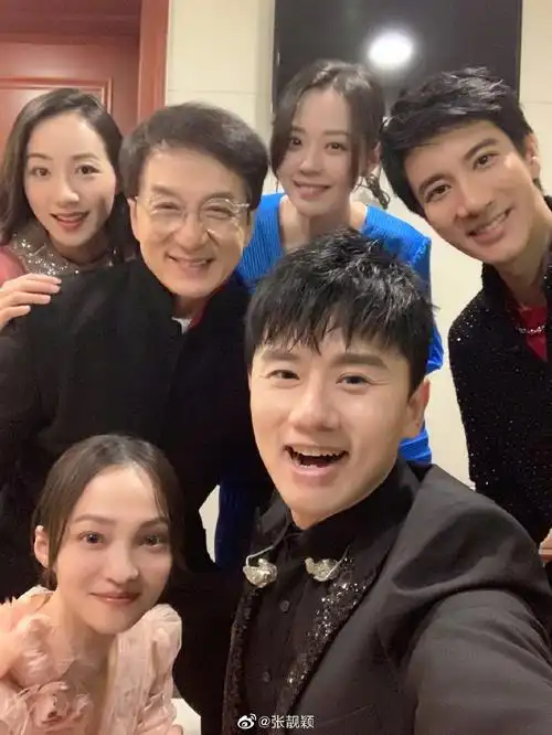 组图:张韶涵张靓颖谈文艺晚会彩排 与成龙王力宏张杰等合影留念