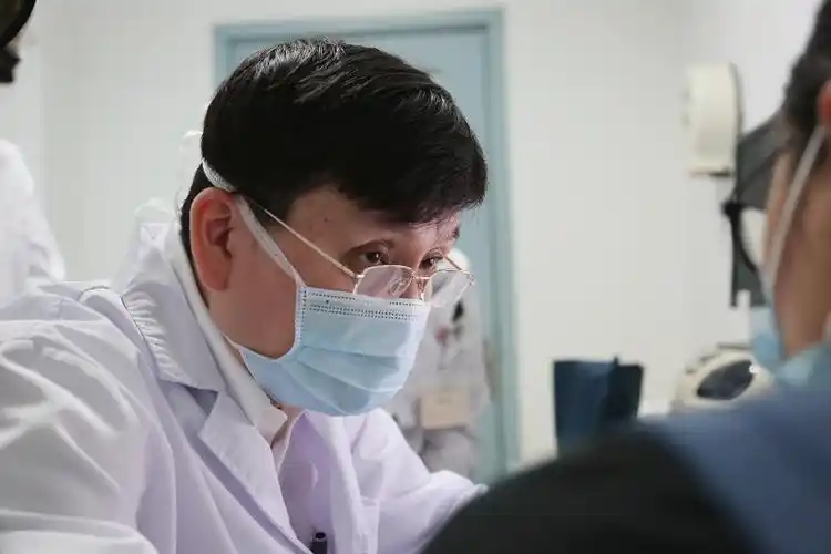 华山医院推医生版年度总结张文宏曾连续看诊11小时