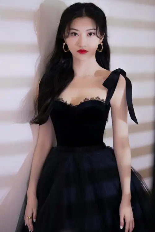 景甜黑色抹胸伞裙性感写真图片