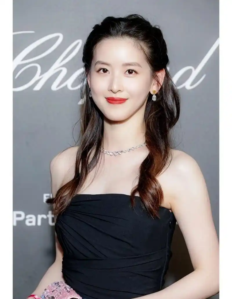 章泽天现身戛纳晚宴,身穿givenchy黑色抹胸裙,一如既往的清新优雅.