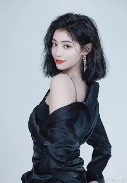 许佳琪黑色连衣裙大片