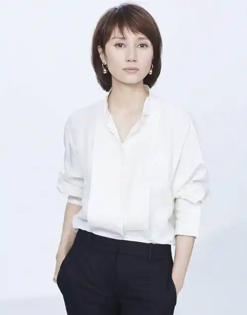 40 的袁泉才是"气质女神",穿衣简约不浮夸,高级感信手拈来!