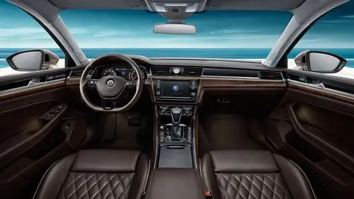 除了名字上与当时已经停产的大众旗舰轿车辉腾相似外,整车也采用了与