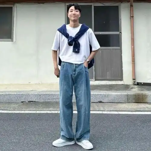 喜欢穿"牛仔裤"的男生,可以搭配这3件衣服,潮流又有型!