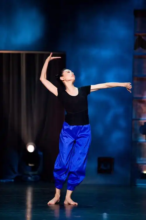 《新舞林大会》言承旭借酒壮胆 "冷清秋"上演街舞首秀 - 电视综艺