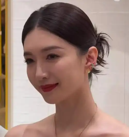 江疏影出席上海活动,娴静穿黑抹胸裙,展示高雅之美.