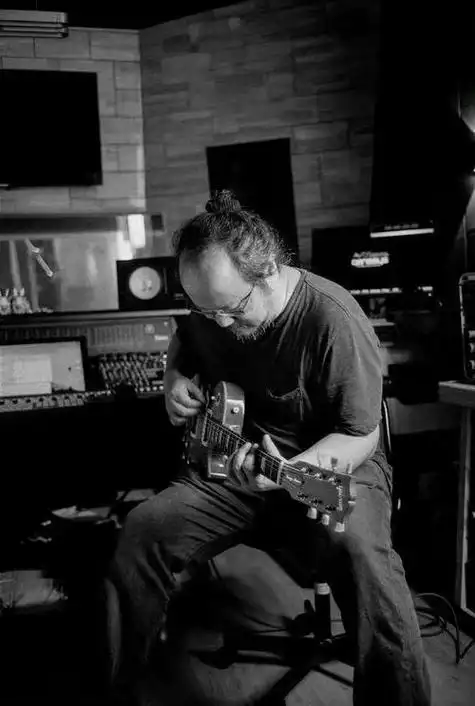 53岁窦唯近照曝光罕见露腼腆笑容白发显沧桑