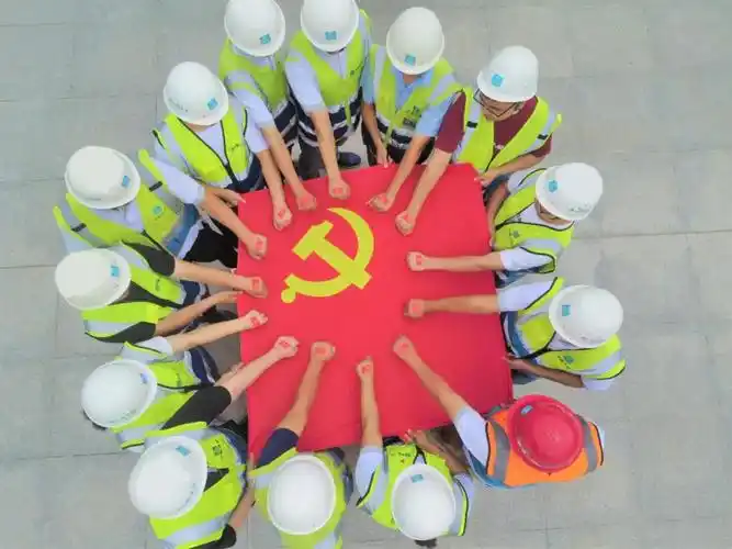 我和党旗同框|最红的党旗 最美的合影-中国建筑西北区域总部