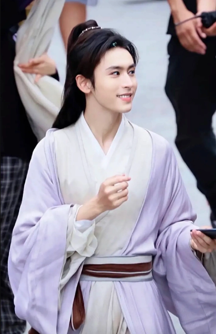 从献舍式入戏到难以抽离孤独失落张哲瀚拍山河令有多情殇