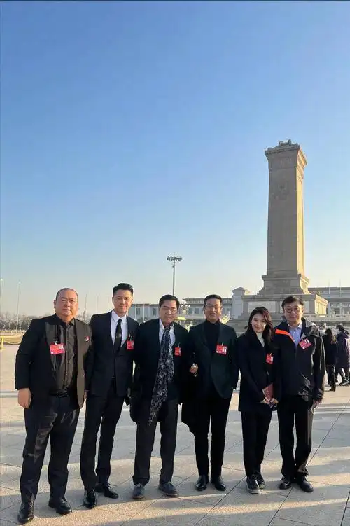 喜得二胎贵子的王雷,185身高配一身黑西装出镜,身姿笔挺,满满正能量