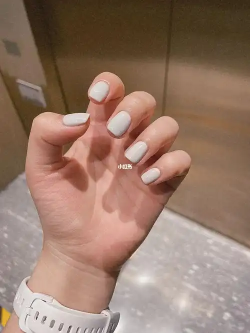 纯色美甲灰白色