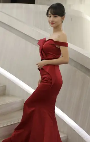 "蛇蝎美人"张嘉倪,穿大红色长裙高贵冷艳,曲线身材丰润饱满