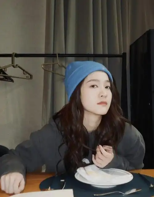 张雪迎晒日常照文艺少女范 蓝色毛线帽青春活力