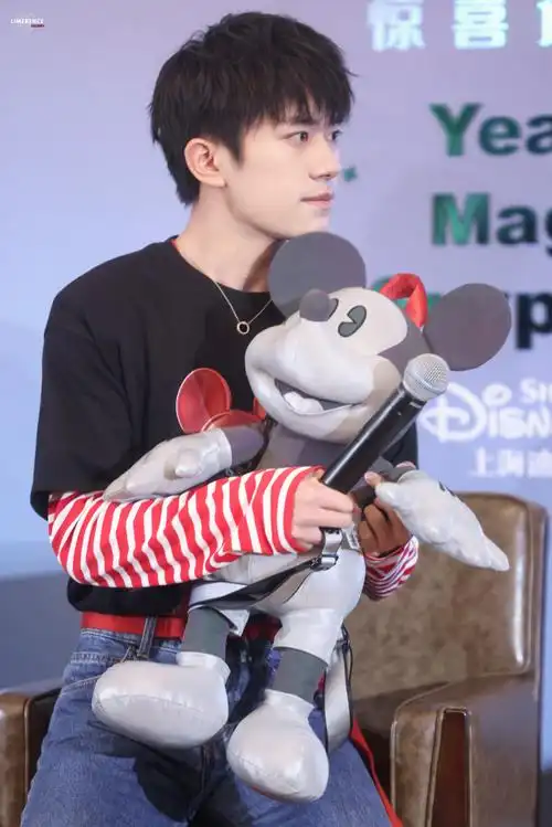 易烊千玺超话  2021 /0520 /210520  迪士尼活动  小千美好得像在