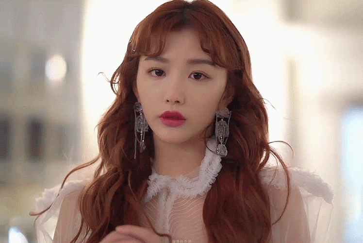 孔雪儿大胆只穿一件衬衫出镜没成想抬手那刻凹出女神范美翻了