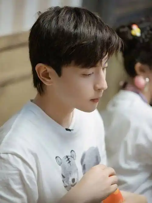 30岁邓伦近照大变样发福圆润和以前判若两人退圈后开餐厅维生