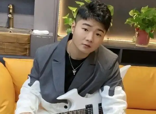 白小白歌手个人资料-网红"白小白"自曝结婚后,妻子正脸照被扒出,好友