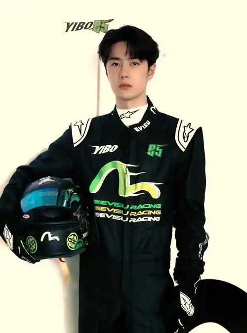 王一博摔车!驾驶赛车直接冲出跑道,幸好人没事,祝一路平安