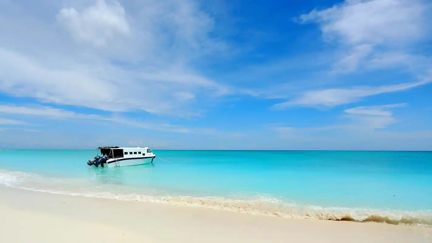 环滩岛优美蓝色大海风景图片桌面壁纸