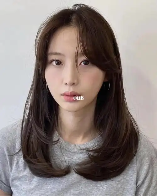 中长低层次的内弧发型