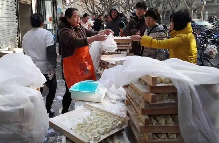 大妈这样卖饺子,15元1斤,顾客排队买,3小时卖1000斤,霸气侧漏