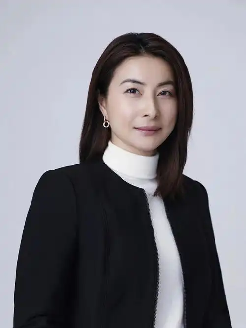 郭晶晶出席上海时尚活动,外套被吐槽像男装,一个细节却成功圈粉