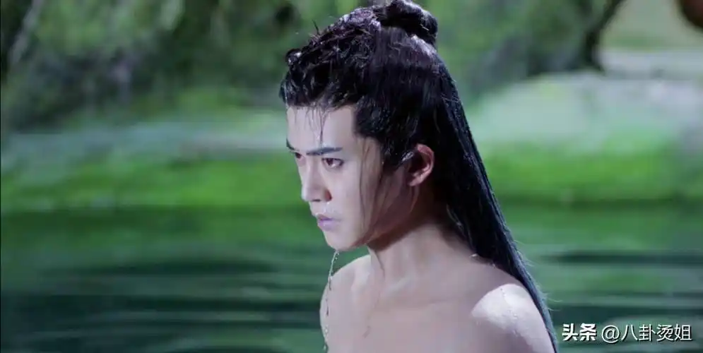 粉底防水效果太差了些造型漏洞百出先是假腹肌引争议这部剧糊的一个最