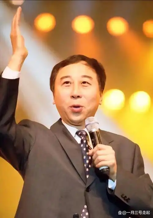 冯巩藏了40年的老婆居然是她,肤白貌美,穿衣贵气不输女星