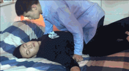 大众网友指出,许魏洲黄景瑜二人的被封杀源自网络剧《上瘾》迅速蹿红.