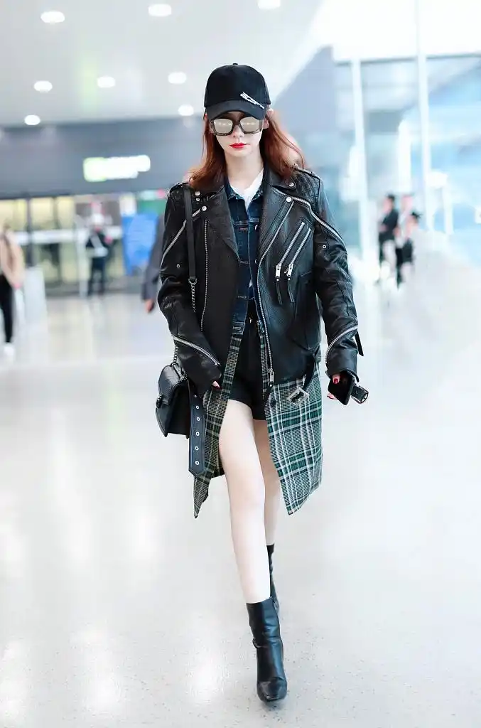 数码后期短外套划重点 戚薇爱的这款穿搭技巧拒绝一切臃肿