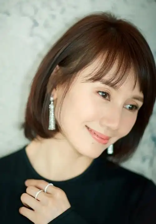 50岁女人不想被叫大妈,最好别留这"5种"发型!看着显老没气质