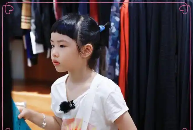 本以为泡芙双马尾够可爱了,看到朱茵女儿黄莺后,感觉被萌翻了!