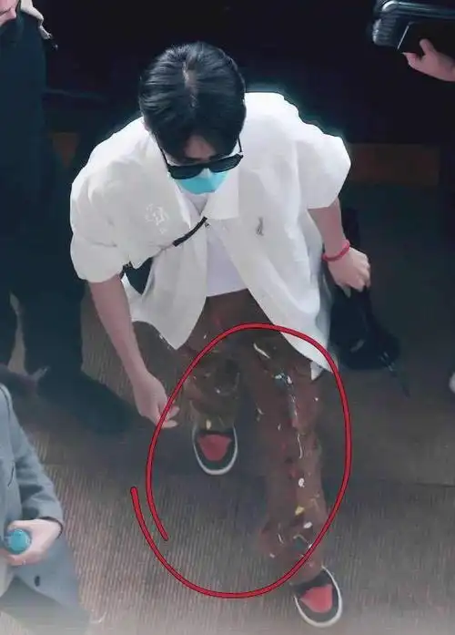 原创太甜了王一博录制快本穿肖战同款台上为赵丽颖做手势