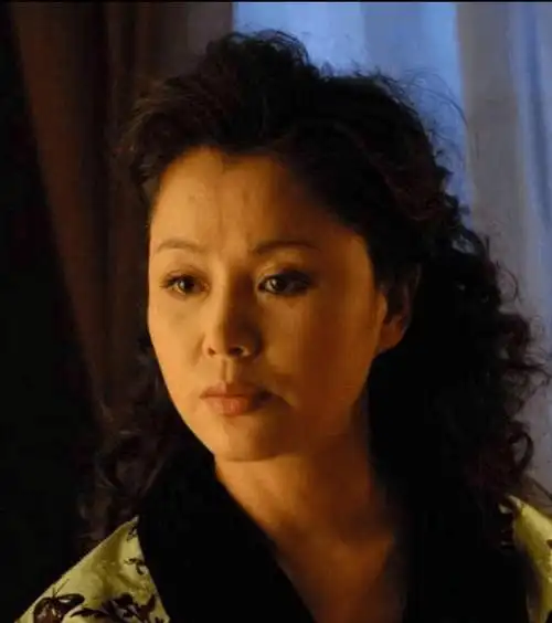 52岁的她曾因丈夫家暴带孩子净身出户, 后一剧爆红如今优雅端庄