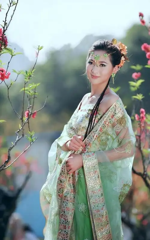 【图片5】桃林春色(古装人像)--蜂鸟论坛照片套图